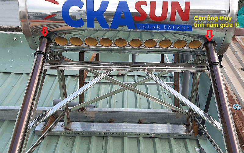 Căn ống thủy tinh nằm giữa lỗ