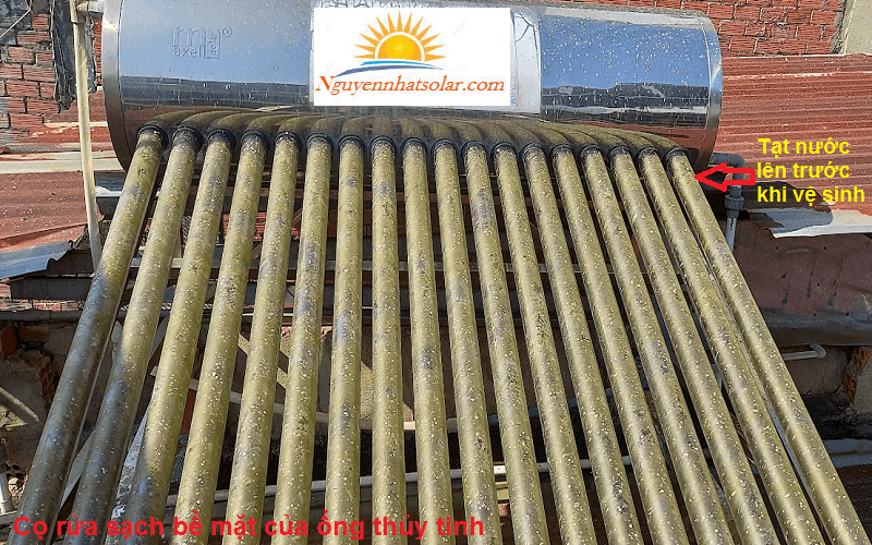 Cọ rửa sạch bề mặt của ống thủy tinh