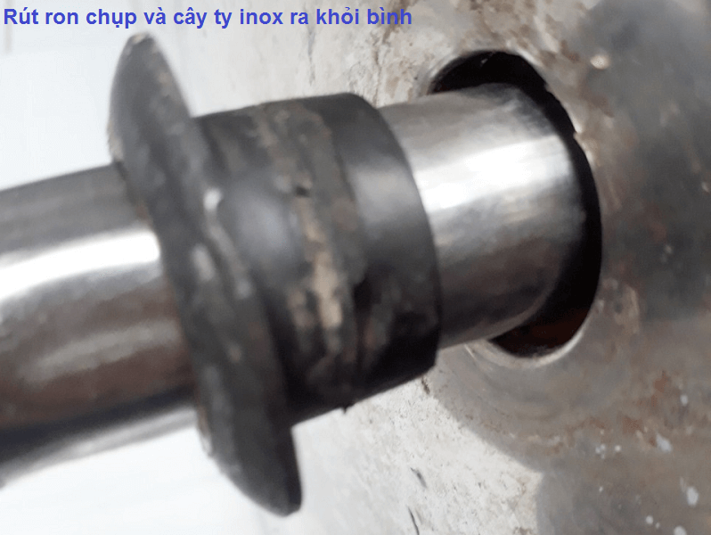Rút ron chụp và cây ty inox ra